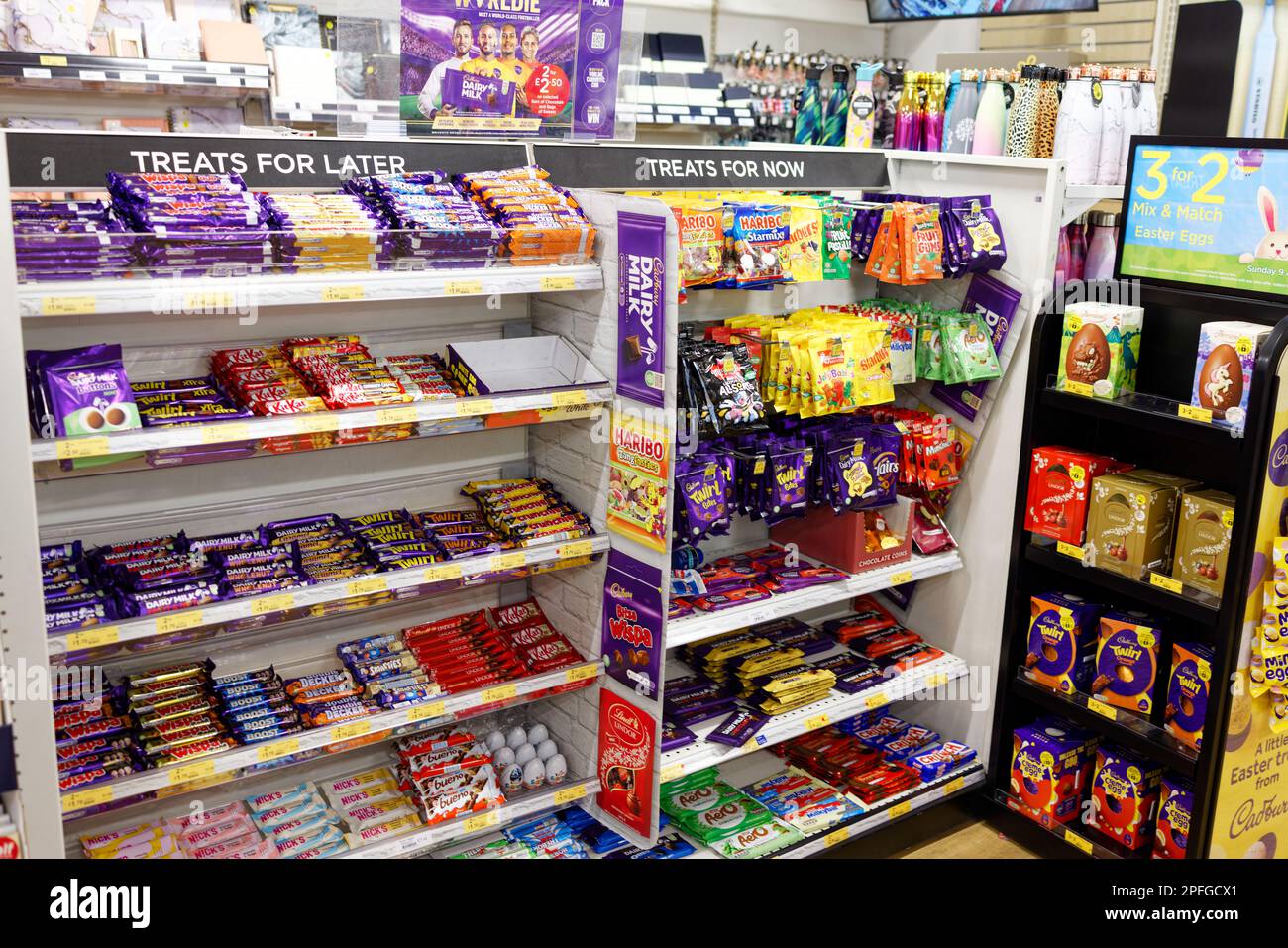 Süßigkeiten auf Regalen im Geschäft Stockfoto