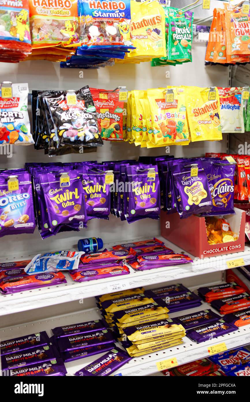 Süßigkeiten auf Regalen im Geschäft Stockfoto