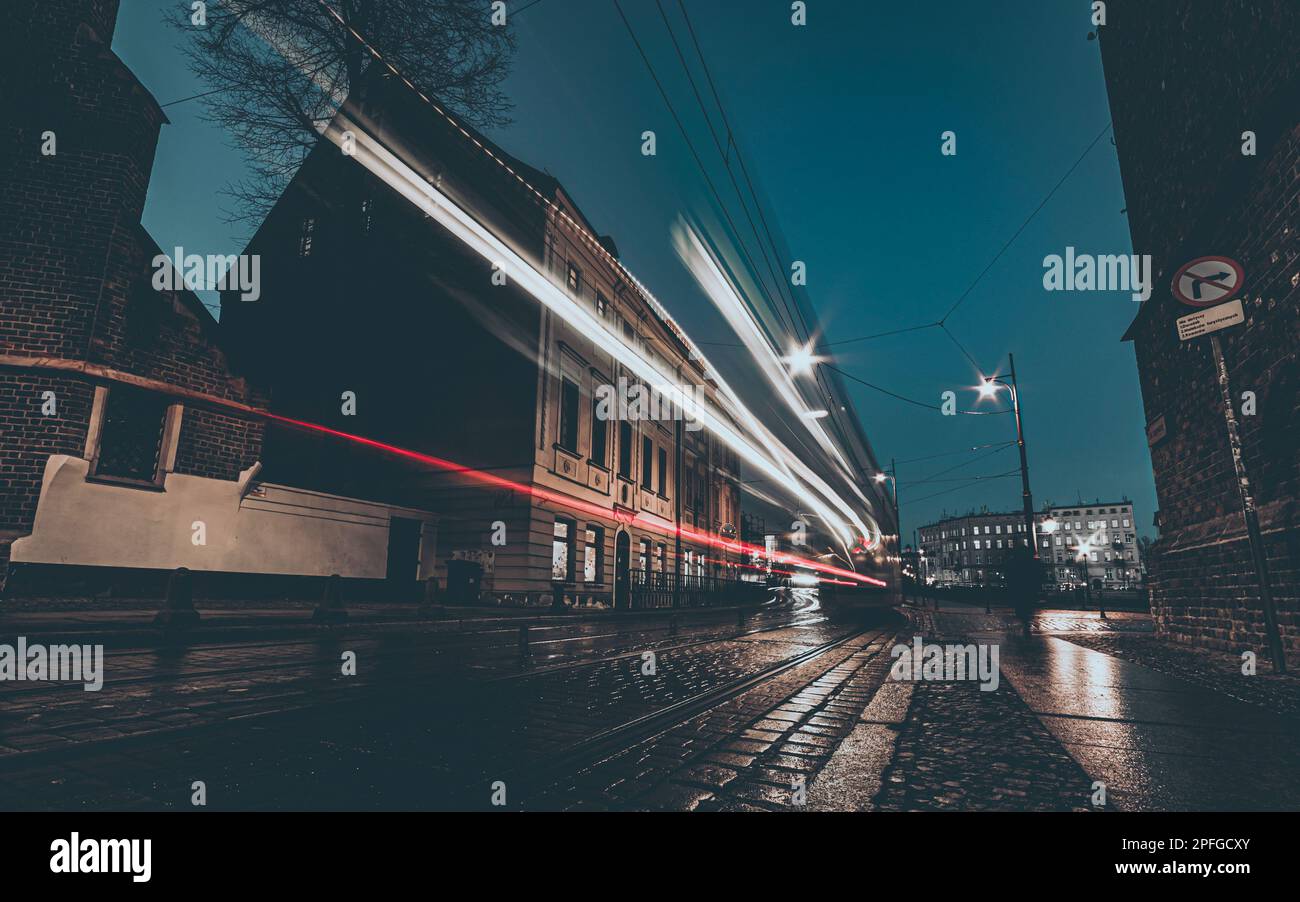 Stadtstraße bei Nacht mit Lichterbahnen für Fahrzeuge Stockfoto