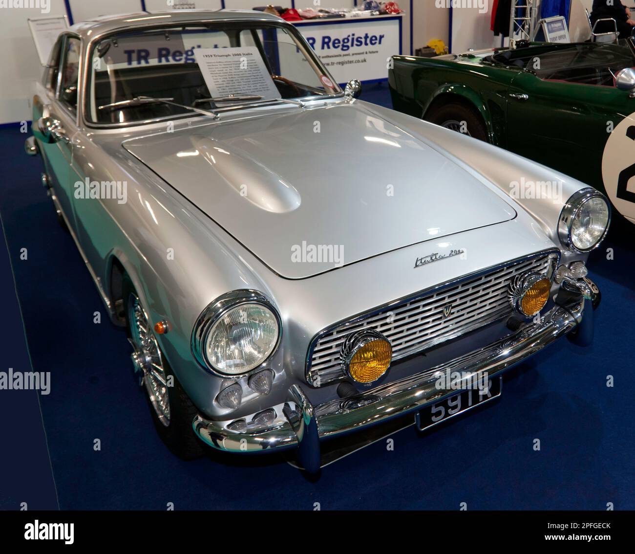 Dreiviertel-Vorderansicht eines 1959, Triumph 2000 Italia Coupé, auf dem TR-Register-Stand der London Classic Car Show 2023 Stockfoto