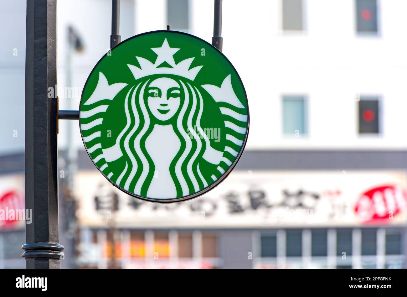 KOBE - 04. JANUAR: Neues Logo für Starbucks Café mit Meerjungfrau in Kobe am 04. Januar. 2017 in Japan Stockfoto