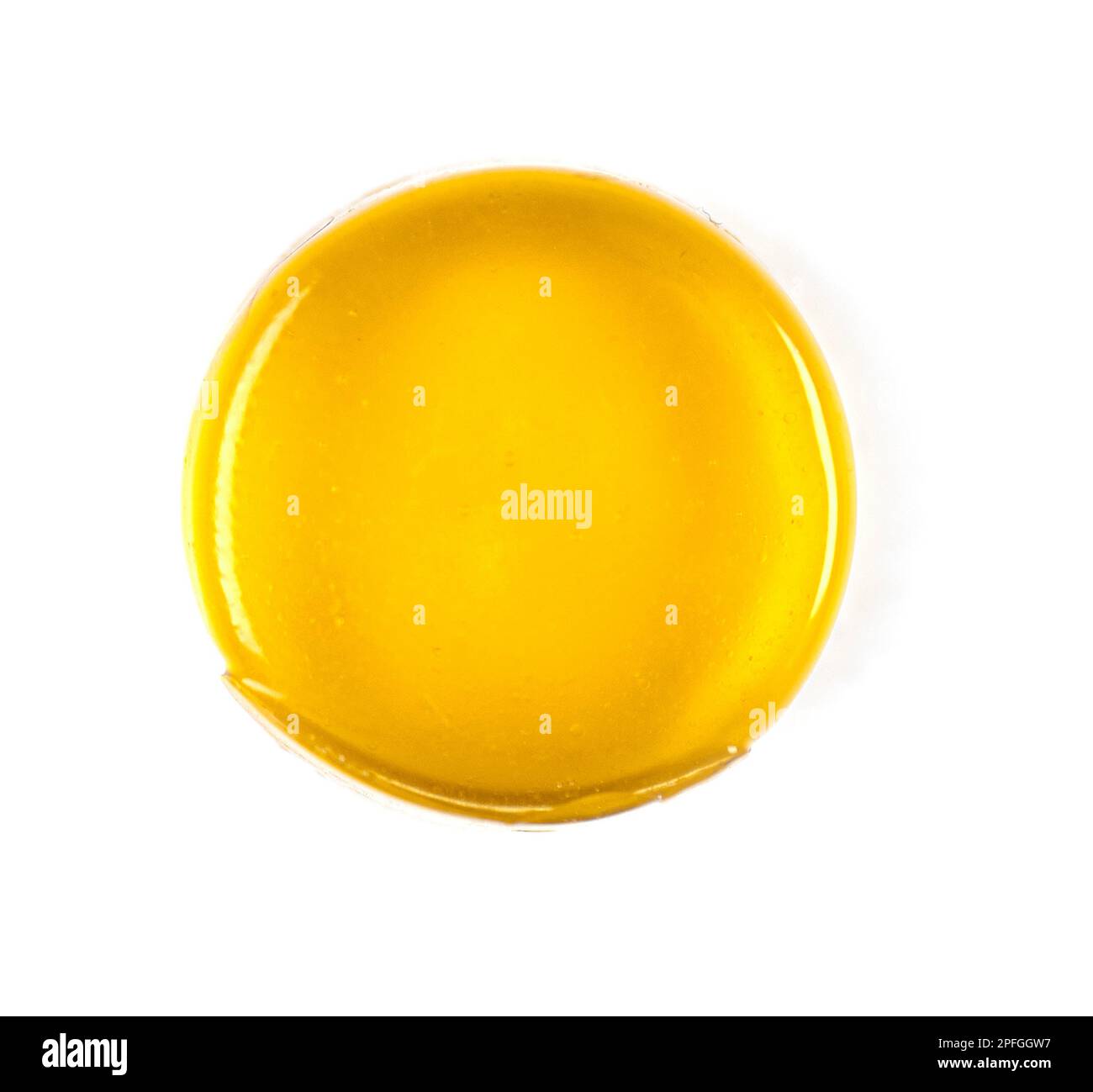 Nahaufnahme von runden gelben medizinischen Lutschtabletten für Halsschmerzen mit Honigtast isoliert auf weiß, Draufsicht Stockfoto