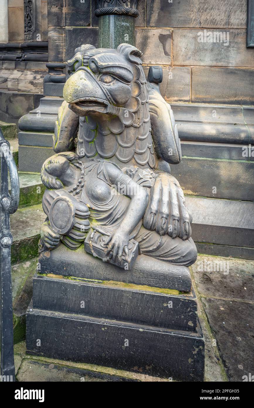 Adler mit einer Frauenskulptur vor dem Bremer Dom - Bremen, Deutschland Stockfoto