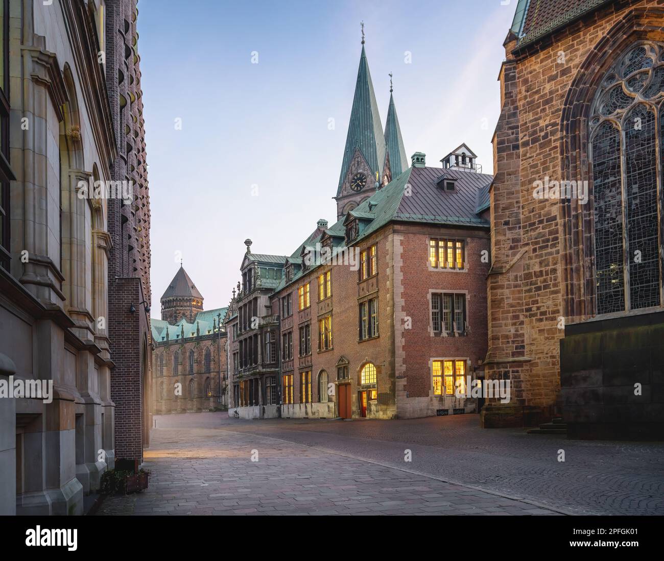 Beleuchtetes neues Rathausgebäude in der Bremer Altstadt - Bremen, Deutschland Stockfoto