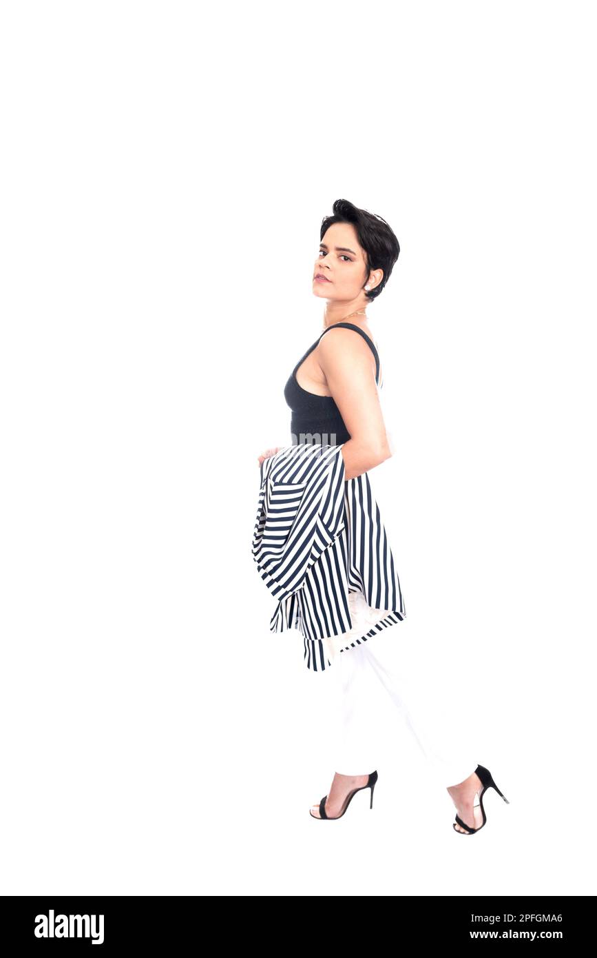 Junger Anwalt, selbstbewusst, mit Charakter gekleidet. Isoliert auf weißem Hintergrund. Stockfoto