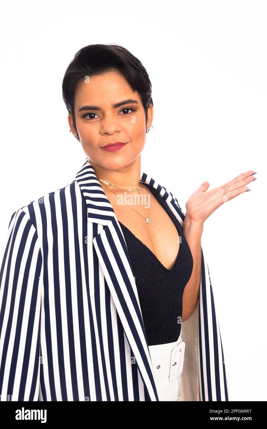 Junger Anwalt, selbstbewusst, mit Charakter gekleidet. Isoliert auf weißem Hintergrund. Stockfoto