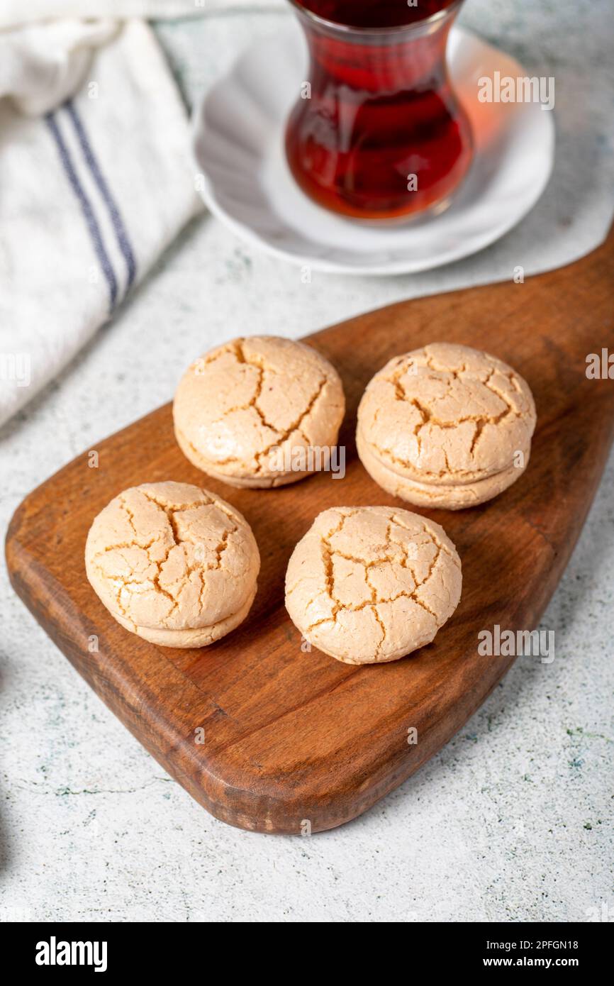 Mandelkekse. Kekse mit Mandelmehl auf Steinhintergrund. Lokaler Name: Acibadem kurabiye. Patisserie Süßigkeiten Stockfoto