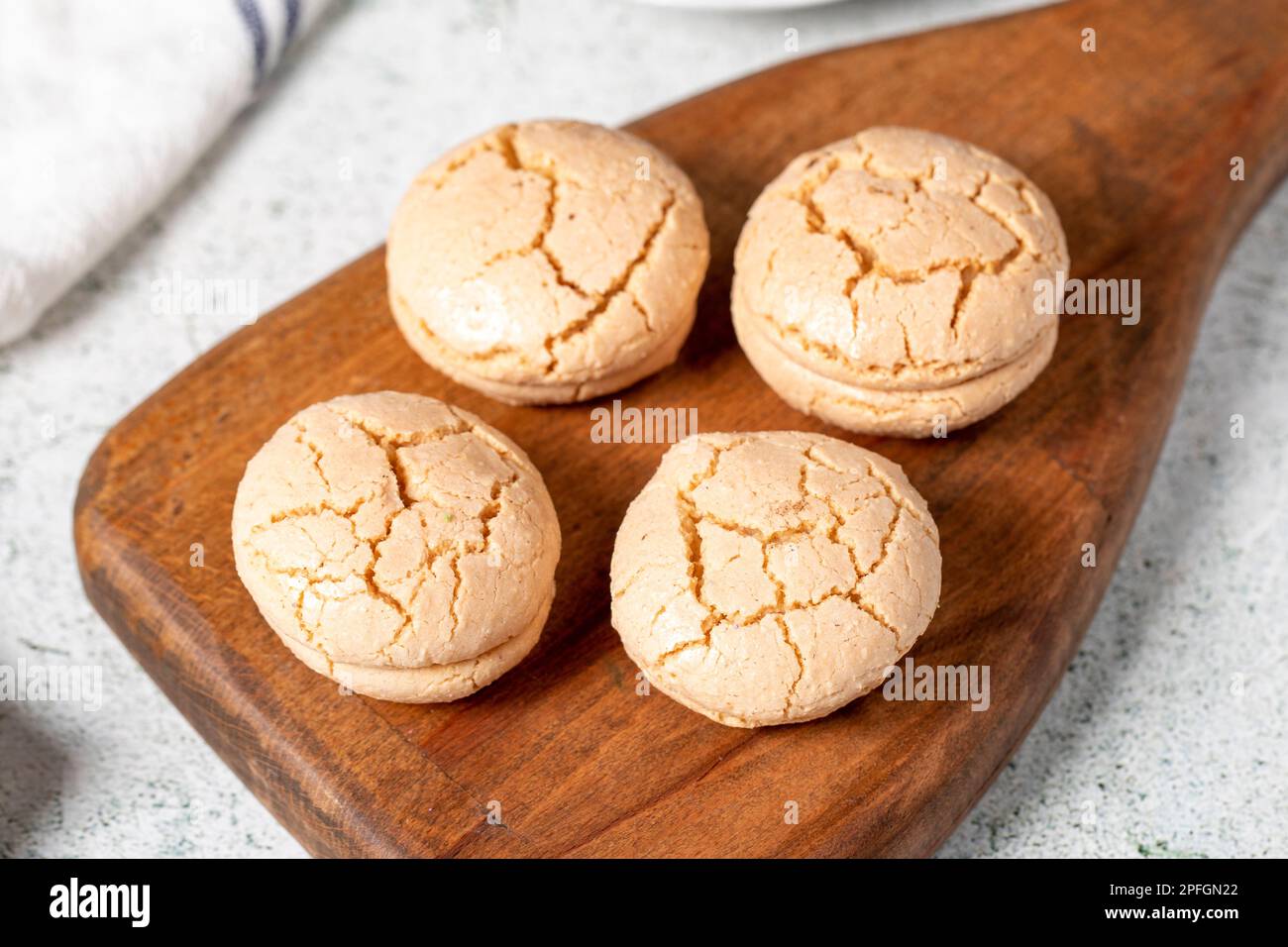 Mandelkekse. Kekse mit Mandelmehl auf Steinhintergrund. Lokaler Name: Acibadem kurabiye. Patisserie Süßigkeiten Stockfoto