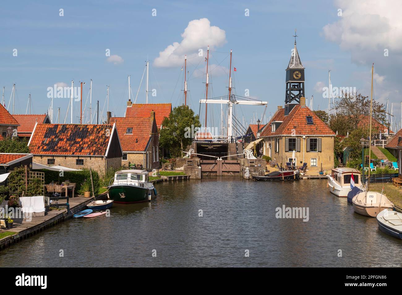 Blick auf die Schleuse, das Schlosshaus und die Holzbrücke in der malerischen Altstadt Hindeloopen in Friesland in den Niederlanden. Stockfoto
