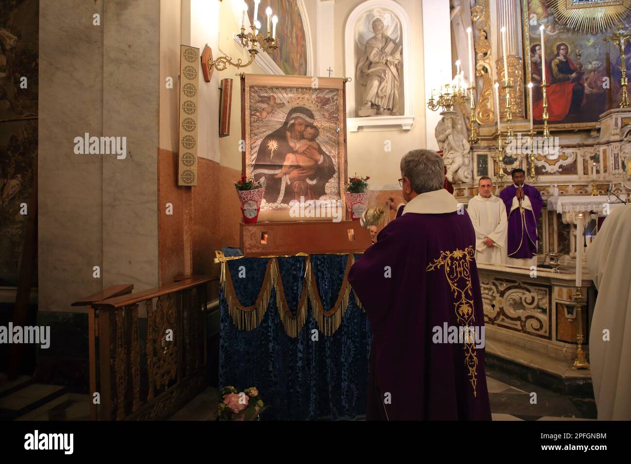 Pagani, Salerno, Italien. 16. März 2023. Das Bild mit dem Bild der Madonna delle Galline wird von den Gläubigen verehrt. Nach einem Zeitraum von drei Jahren, aufgrund der Pandemie Covid-19, kehrt das religiöse Ritual zurück, das Bild der Madonna del Carmine (Madonna delle Galline genannt) vor der Tür des Heiligtums, das Ihnen gewidmet ist, einen exakten Monat nach den feierlichen Feierlichkeiten, die stattfinden, Wie üblich, der Sonntag nach Ostern. (Kreditbild: © Pasquale Senatore/Pacific Press via ZUMA Press Wire) NUR REDAKTIONELLE VERWENDUNG! Nicht für den kommerziellen GEBRAUCH! Stockfoto