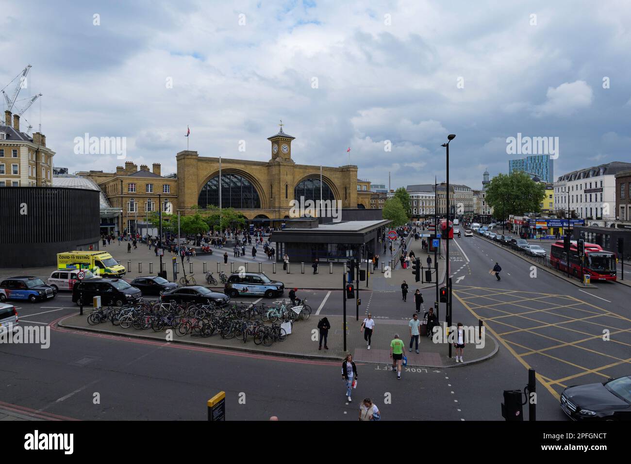 London - 05 07 2022 Uhr: King's Cross Station Fassade mit King's Cross Clocktower auf der Euston Rd Stockfoto