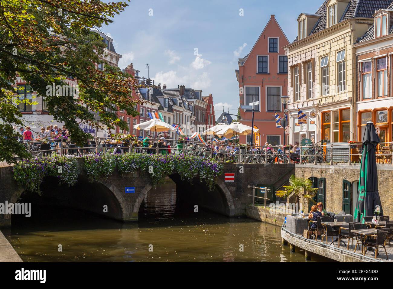 Stadtleben im Zentrum von Leeuwarden im Norden der Niederlande. Stockfoto