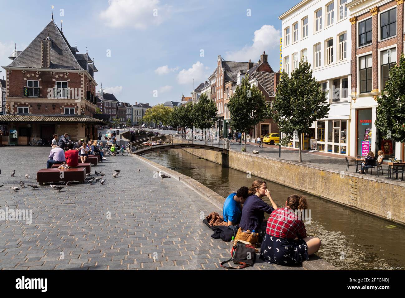 Menschen sitzen am Kanal in Leeuwarden in Friesland. Stockfoto