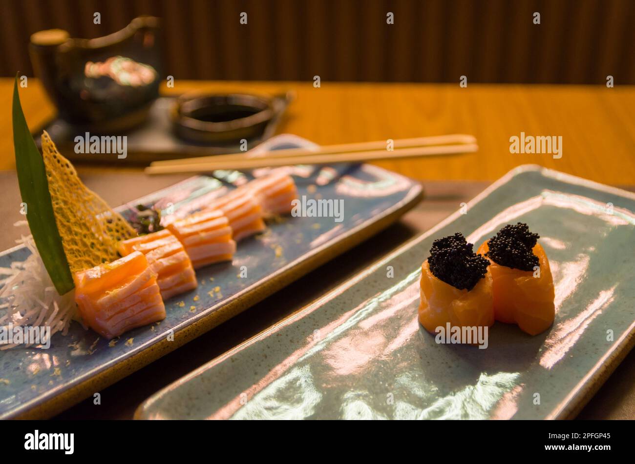 Kombiniert mit verschiedenen japanischen Sushi auf einem eleganten blauen Teller. Stockfoto