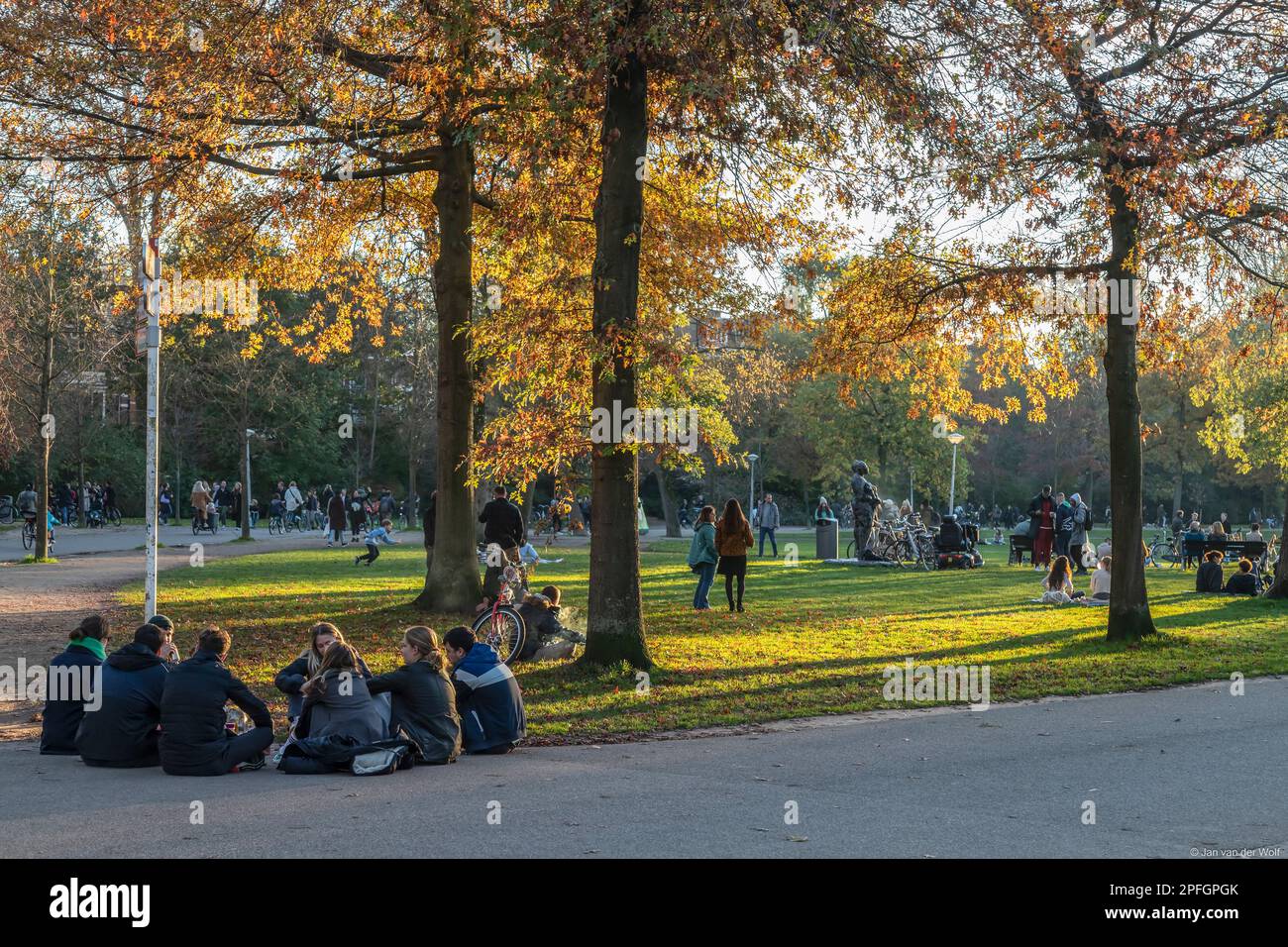 Junge Leute genießen das herrliche Herbstwetter im Vondelpark in Amsterdam. Stockfoto