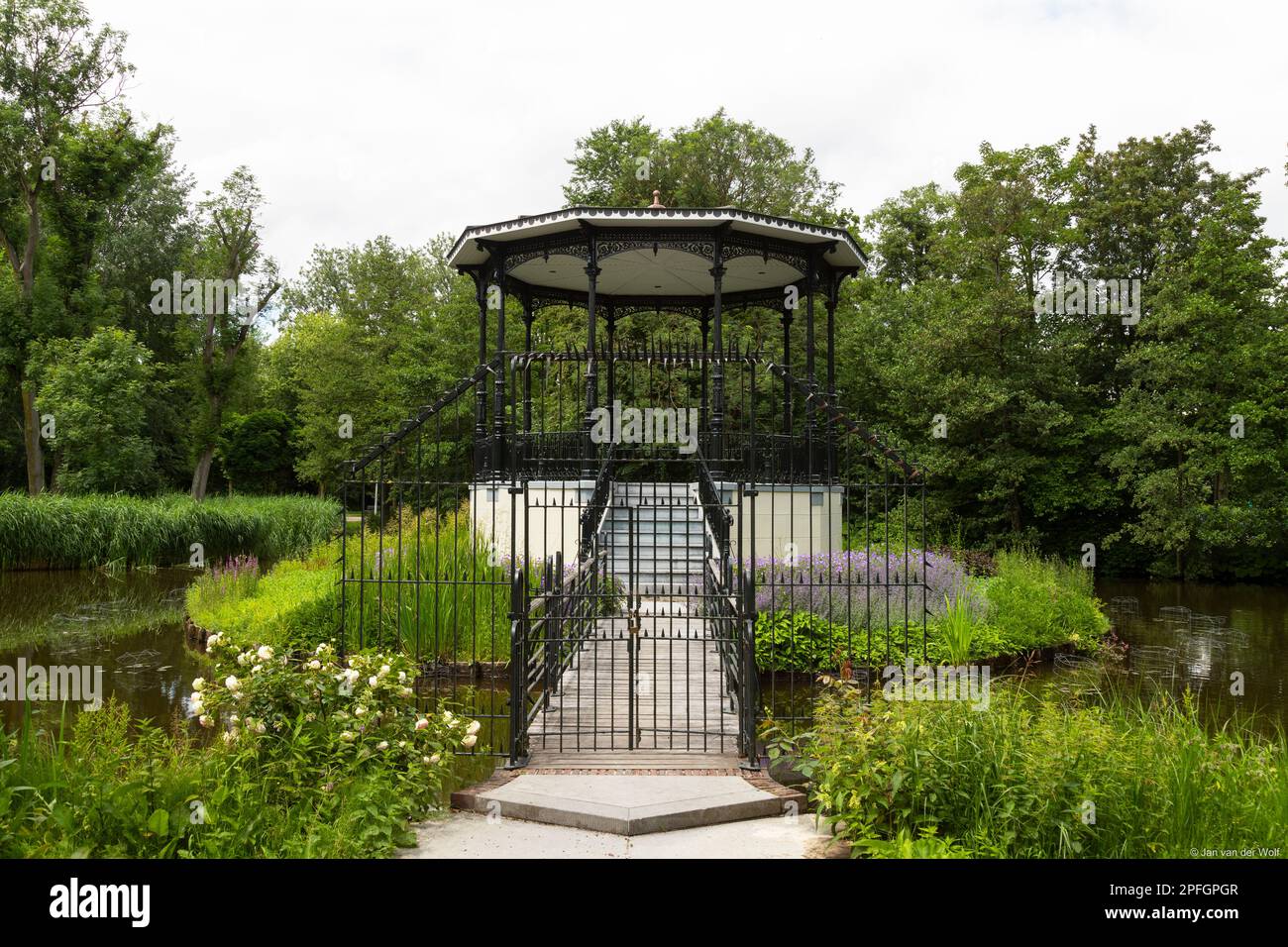 Bandstand auf einer runden Insel im Teich des Vondelparks in Amsterdam, erbaut 1873. Stockfoto