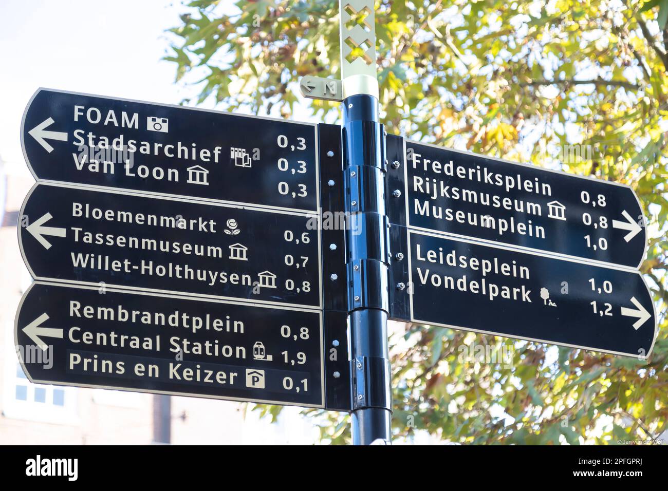 Touristenbeschilderung zu verschiedenen Zielen im Zentrum von Amsterdam. Stockfoto