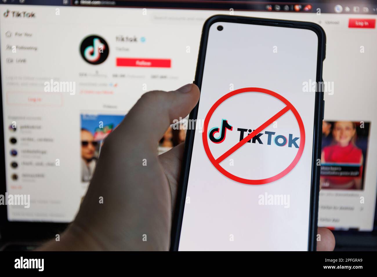 Kaunas, Litauen - 2023, März 17: TikTok-Verbot auf Smartphone. TIK tok App-Verbot in verschiedenen Ländern weltweit. Hochwertiges Foto Stockfoto