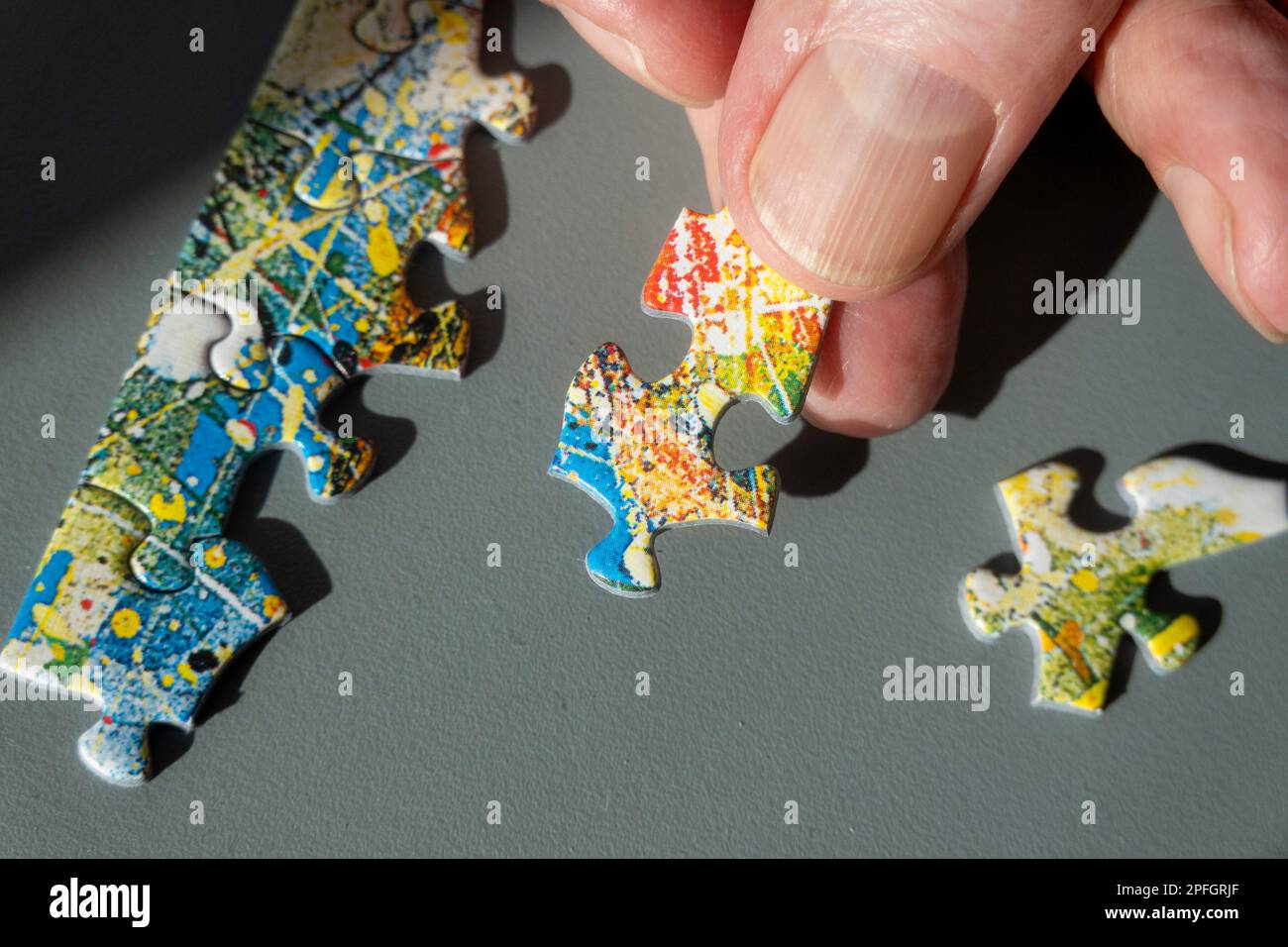 Puzzle wird zusammengebaut, 2023, USA Stockfoto