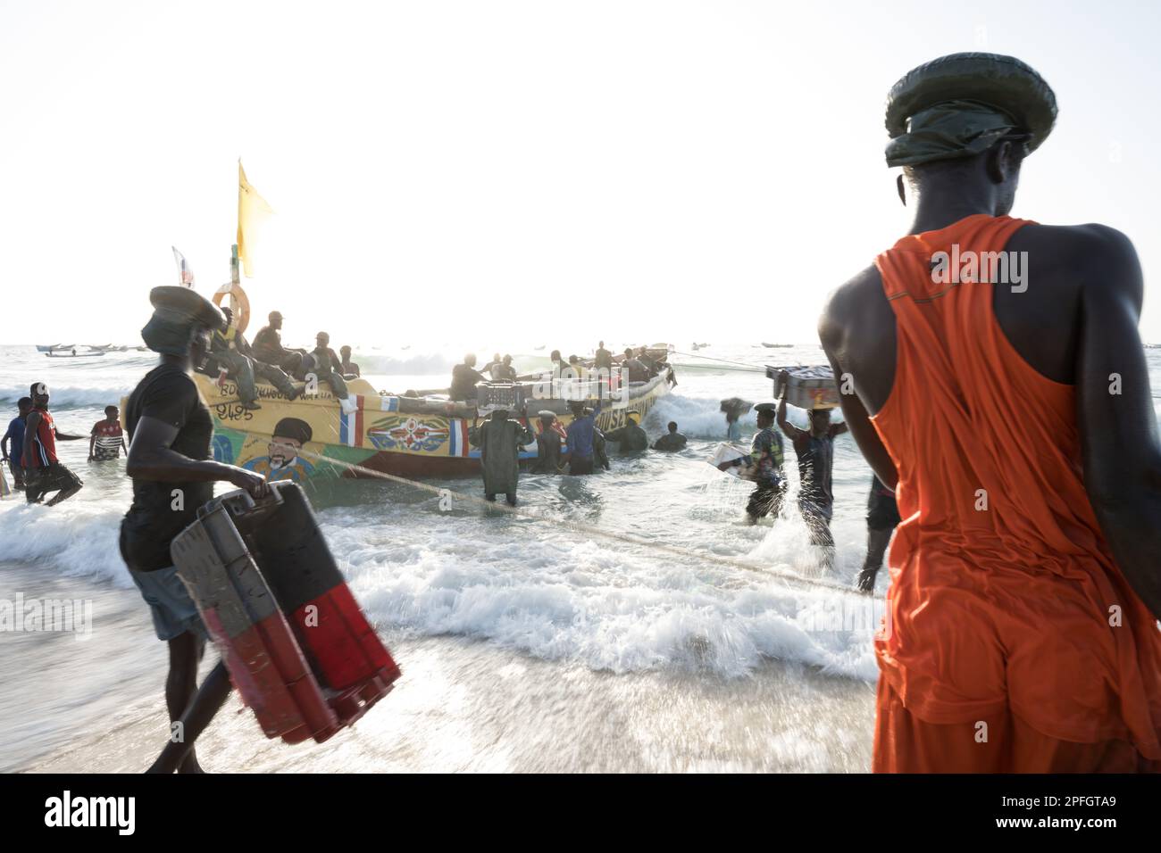 Afrikanische Fischer, die den Fischfang des Tages entladen. Port de Peche, Nouakchotts berühmter Fischmarkt, Mauretanien. Stockfoto