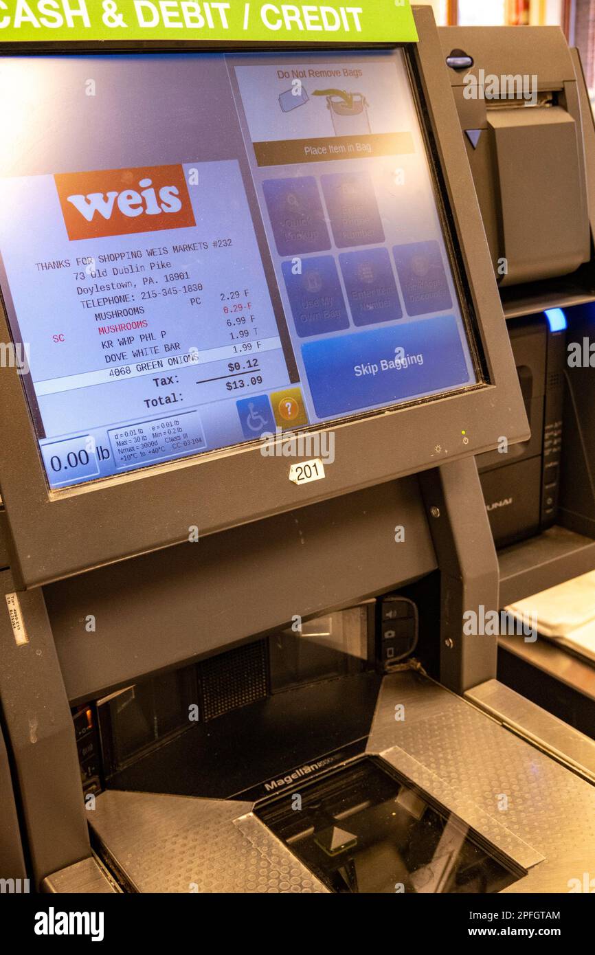 Hey, Selbstbedienungsstation in einem Weis Supermarkt in Doylestown, Pennsylvania, 2023, USA Stockfoto