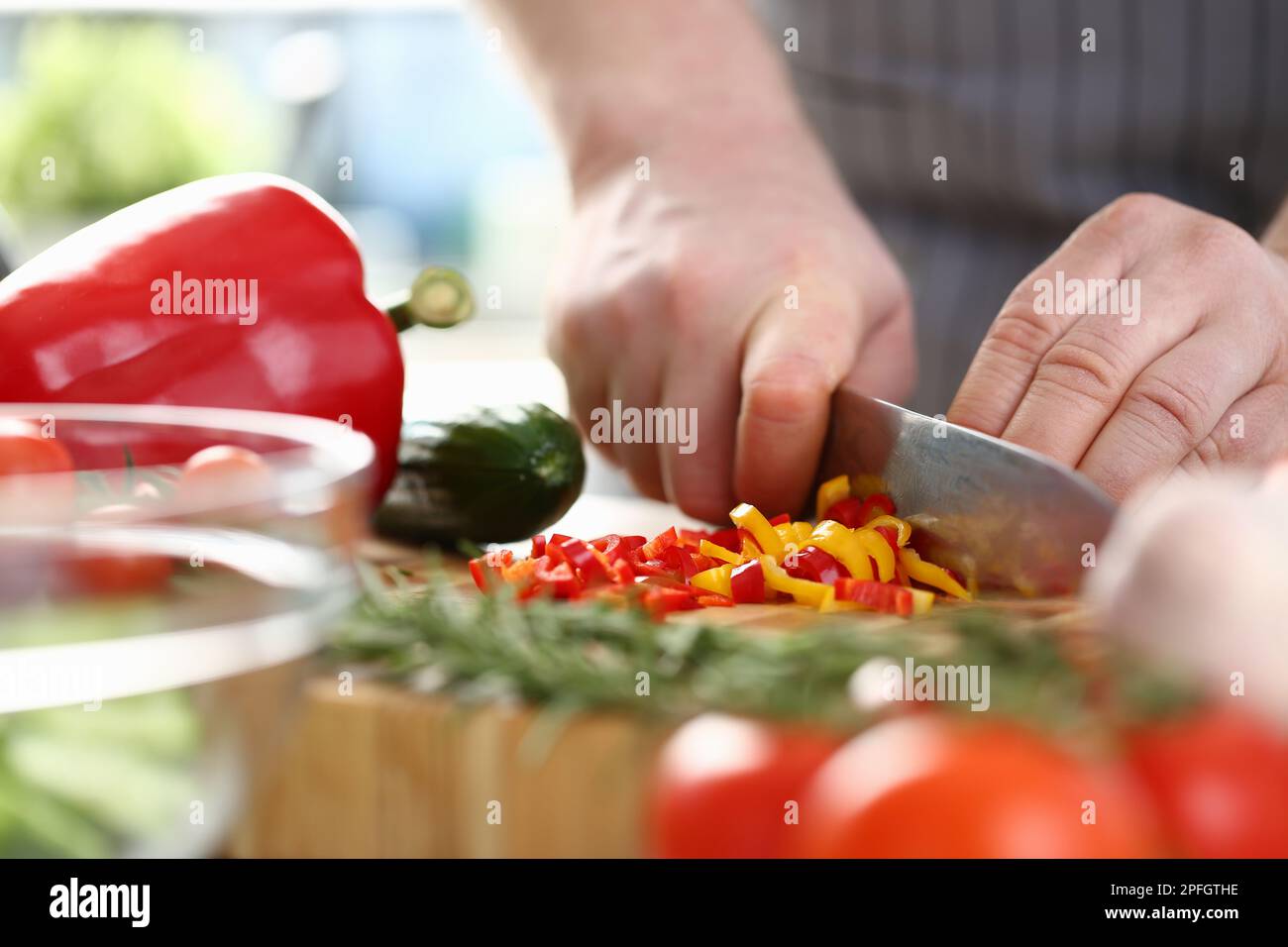 Der Koch schneidet vergessenen Salat aus frischem Gemüse Stockfoto