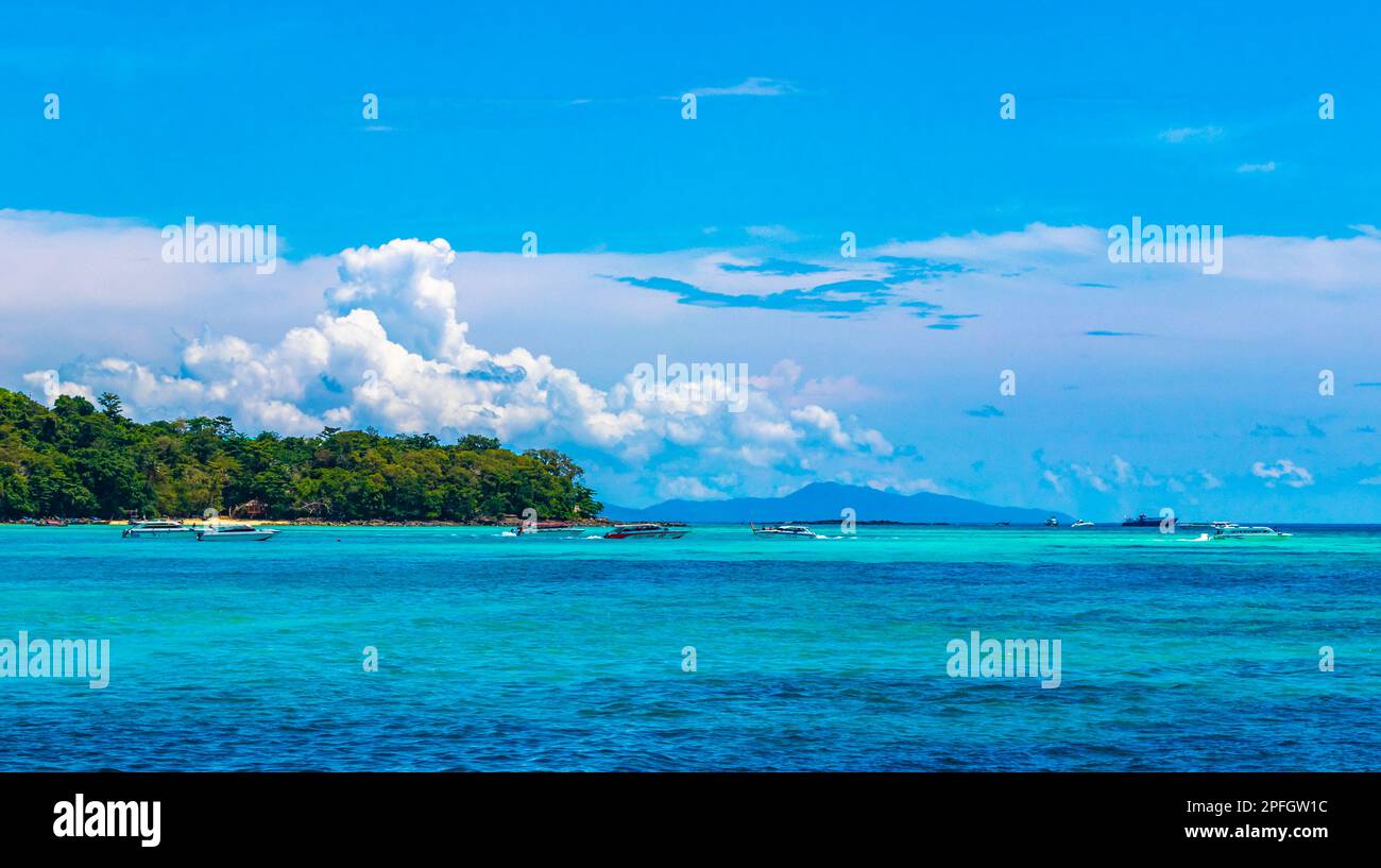 Koh Phi Phi Don Krabi Thailand 21. Oktober 2018 wunderschöner, berühmter Panoramablick auf die Strandlagune zwischen Kalksteinfelsen und türkisfarbenem Wasser auf Koh Phi Phi Stockfoto