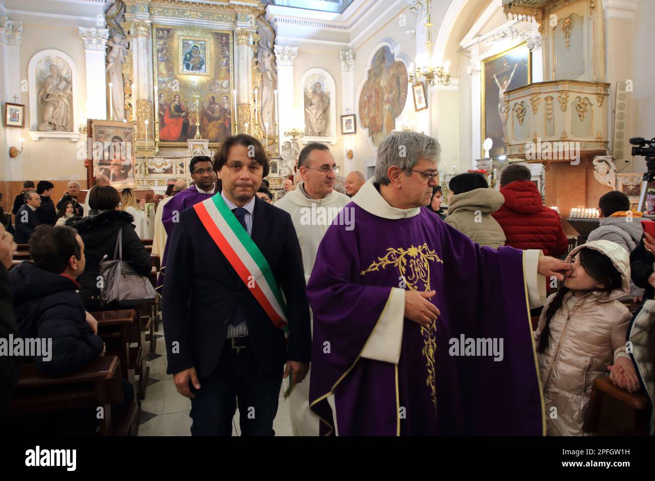 Pagani, Salerno, Italien. 16. März 2023. Nach einem Zeitraum von drei Jahren, aufgrund der Pandemie Covid-19, kehrt das religiöse Ritual zurück, das Bild der Madonna del Carmine (Madonna delle Galline genannt) vor der Tür des Heiligtums, das Ihnen gewidmet ist, einen exakten Monat nach den feierlichen Feierlichkeiten, die stattfinden, Wie üblich, der Sonntag nach Ostern. (Kreditbild: © Pasquale Senatore/Pacific Press via ZUMA Press Wire) NUR REDAKTIONELLE VERWENDUNG! Nicht für den kommerziellen GEBRAUCH! Stockfoto