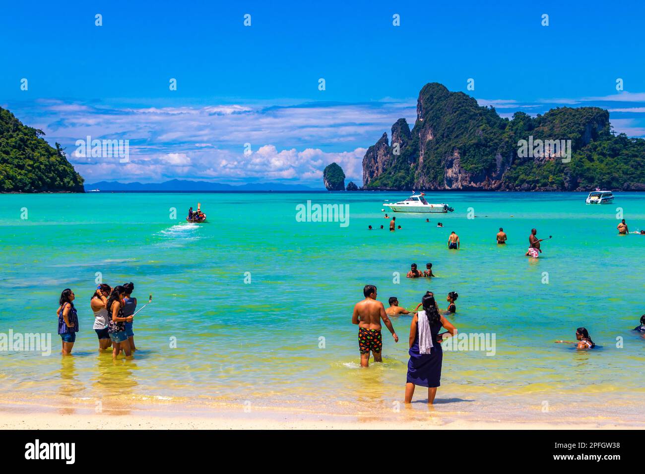 Koh Phi Phi Don Krabi Thailand 22. Oktober 2018 wunderschöner, berühmter Panoramablick auf die Strandlagune zwischen Kalksteinfelsen und türkisfarbenem Wasser auf Koh Phi Phi Stockfoto