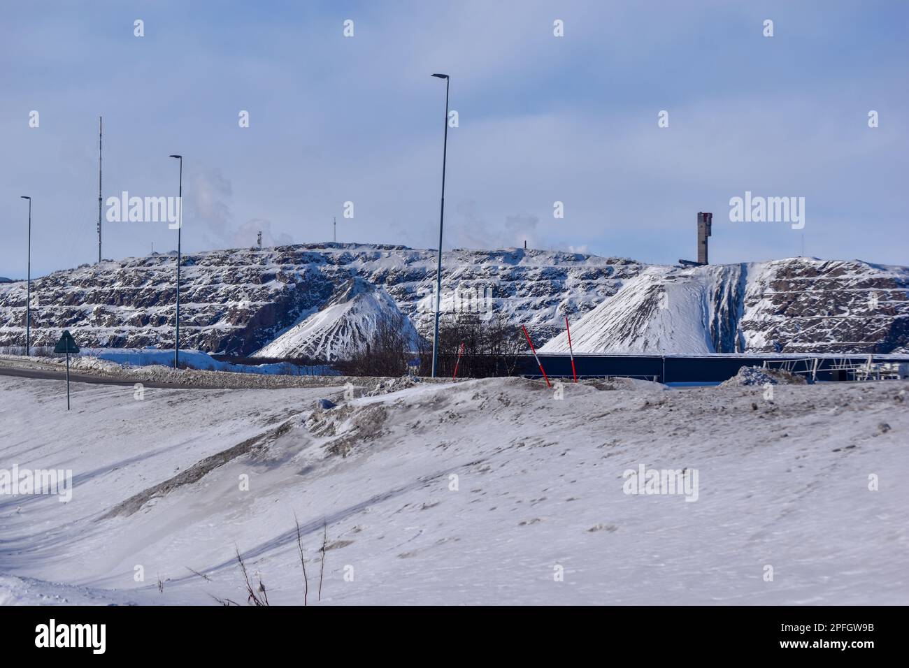 Blick auf die Stadt Kiruna und die Eisenerzmine auf dem Berg Kiirunavaara vom schneebedeckten Berggipfel Luossavaara. Stockfoto