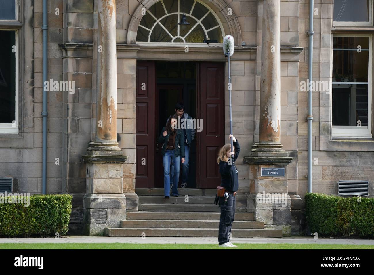 Schauspielerin Meg Bellamy, die Kate Middleton spielt und Dreharbeiten für die nächste Staffel der Krone in St. Andrews, Schottland, durchführt. Foto: Freitag, 17. März 2023. Stockfoto