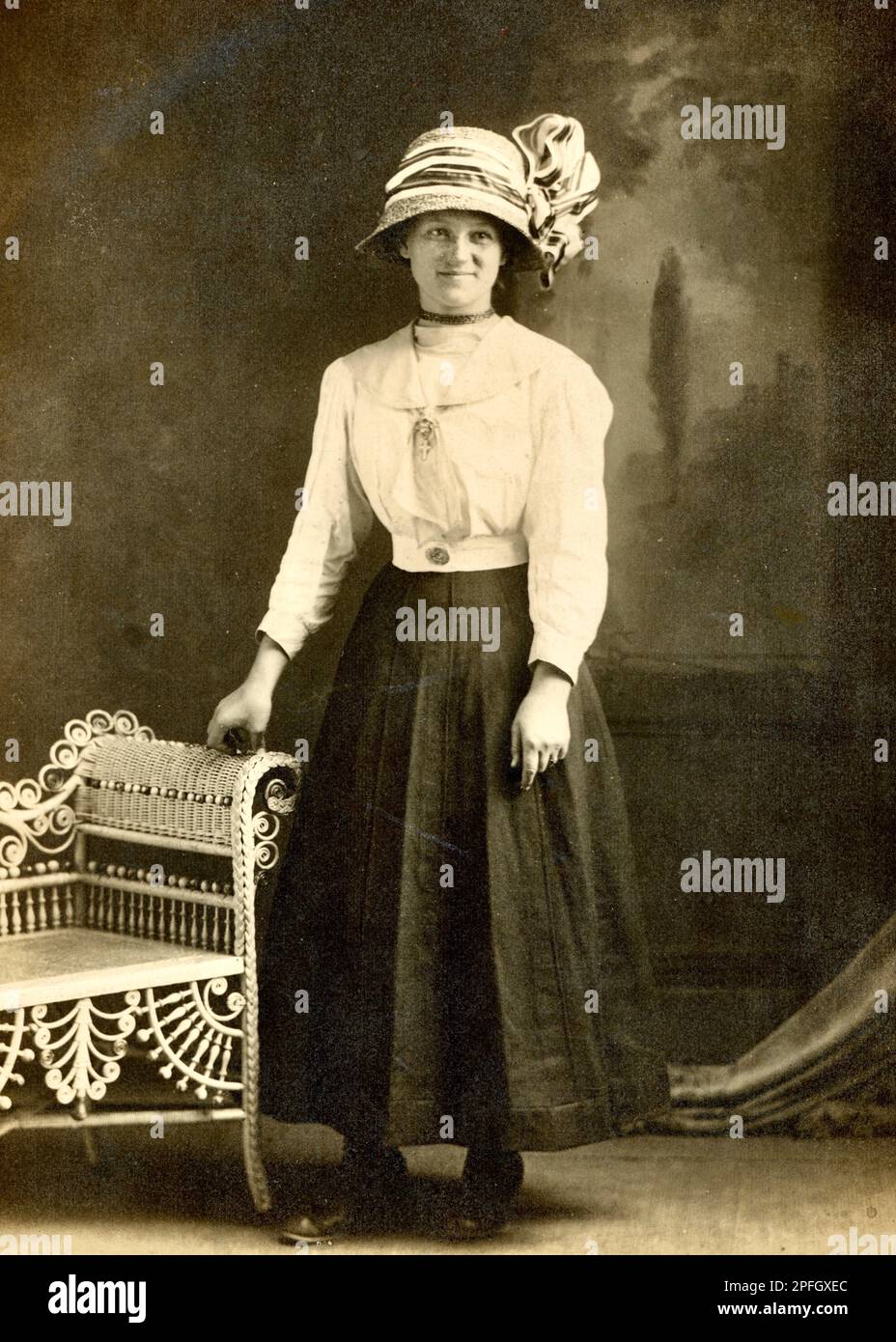 Damenmode Anfang 1900er, Frau mit Hut, Vintage-Frauenhüte, Modegeschichte der Jahrhundertwende Stockfoto