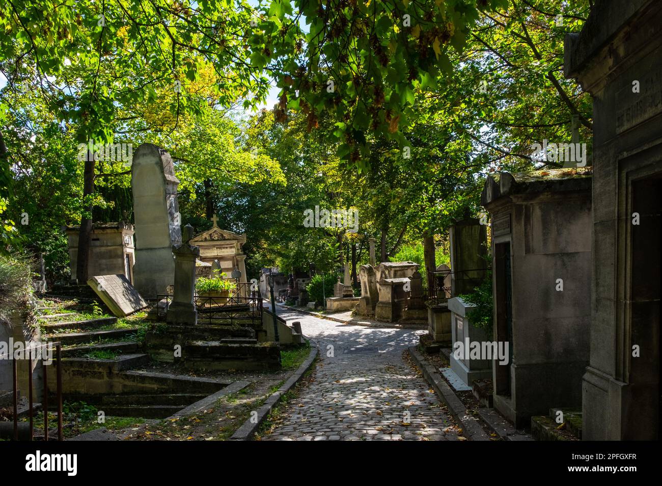 Paris, Frankreich, Okt. 2022, Blick auf eine Gasse auf dem Friedhof Père Lachaise Stockfoto