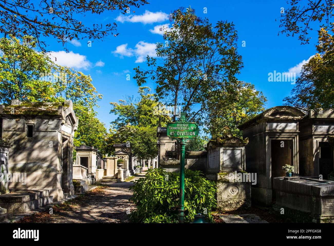 Paris, Frankreich, Okt. 2022, Blick auf eine Gasse auf dem Friedhof Père Lachaise Stockfoto