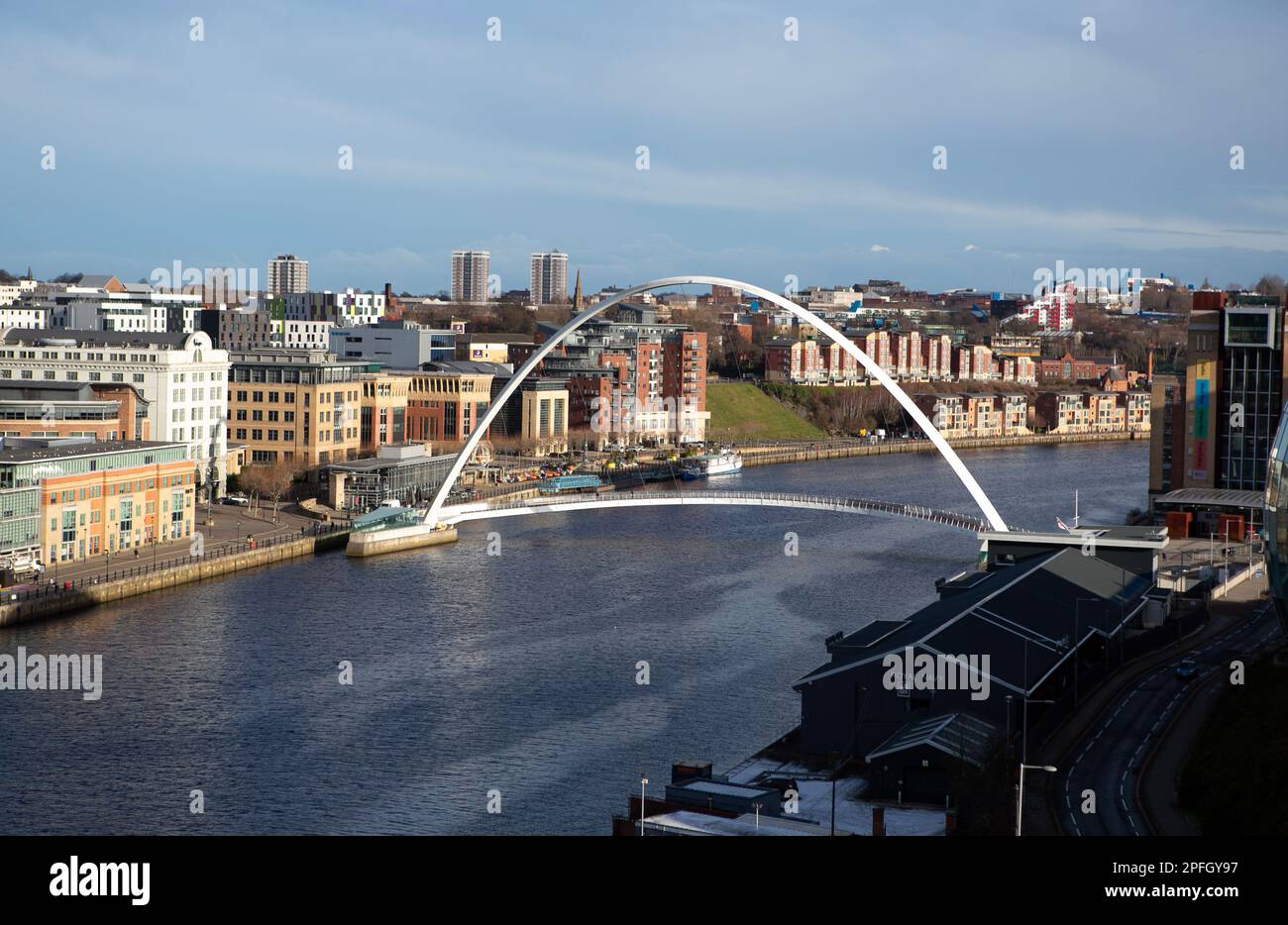 Ein Luftblick auf die Gateshead Millennium Bridge und den Fluss Tyne von der Spitze der Tyne Bridge in der Stadt Newcastle im Nordosten Englands Stockfoto