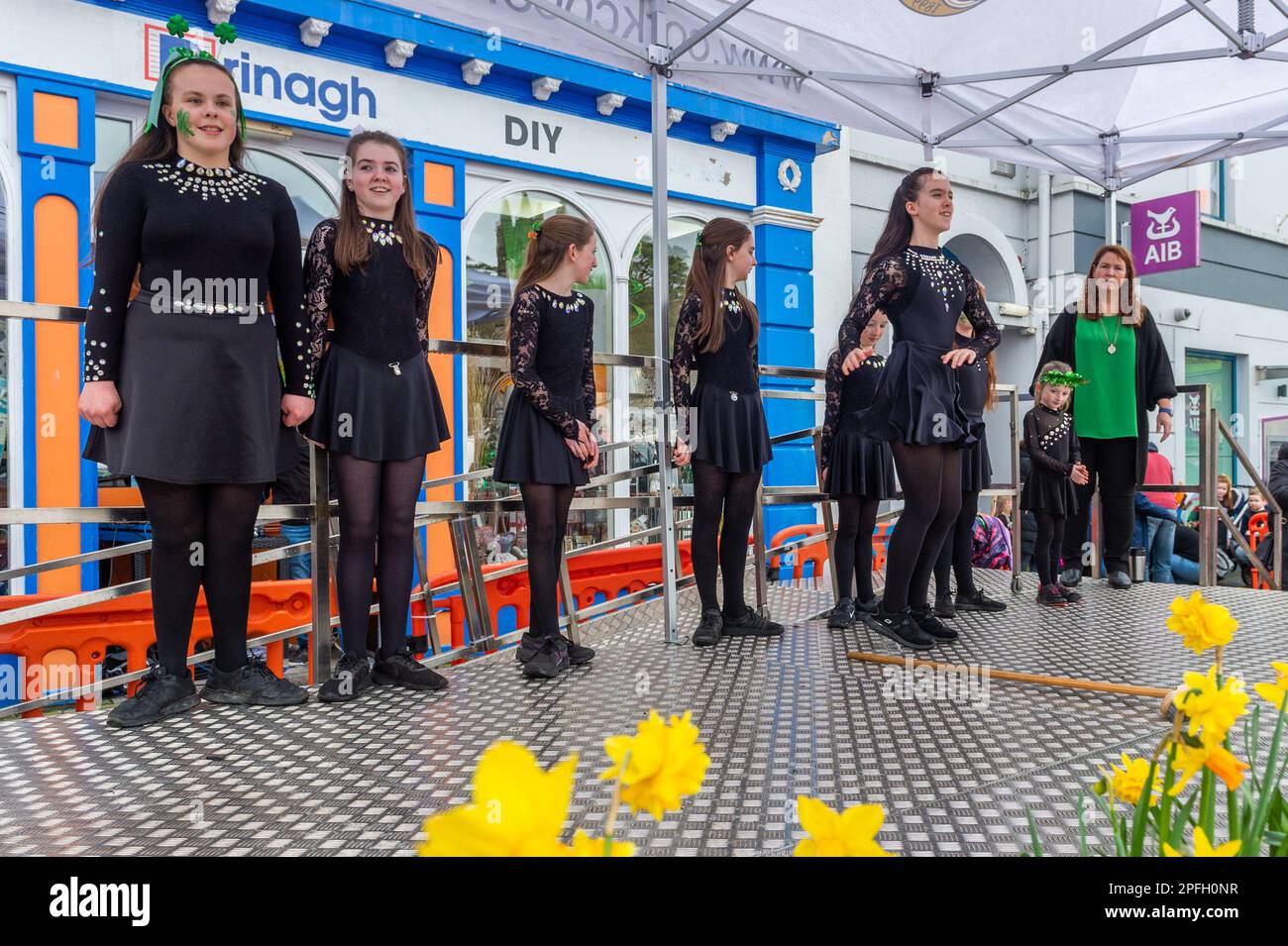 Bantry, West Cork, Irland. 17. März 2023. Bantry hielt seine St. Patrick's Day Parade heute Nachmittag vor etwa 2.000 Zuschauern. Bei der Parade trat die Scoil Rince Carney Irish Dance Group auf. Kredit: AG News/Alamy Live News Stockfoto