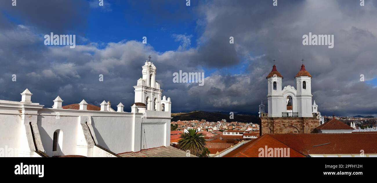 Panoramablick auf die historische Innenstadt und das Kloster San Felipe Neri. Sucre, Bolivien Stockfoto