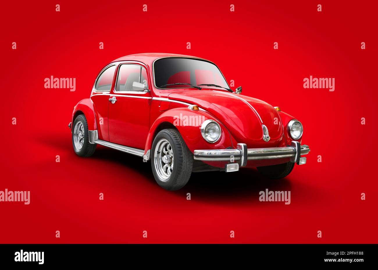 VW Käfer-Klassiker isoliert auf rotem Hintergrund Stockfoto