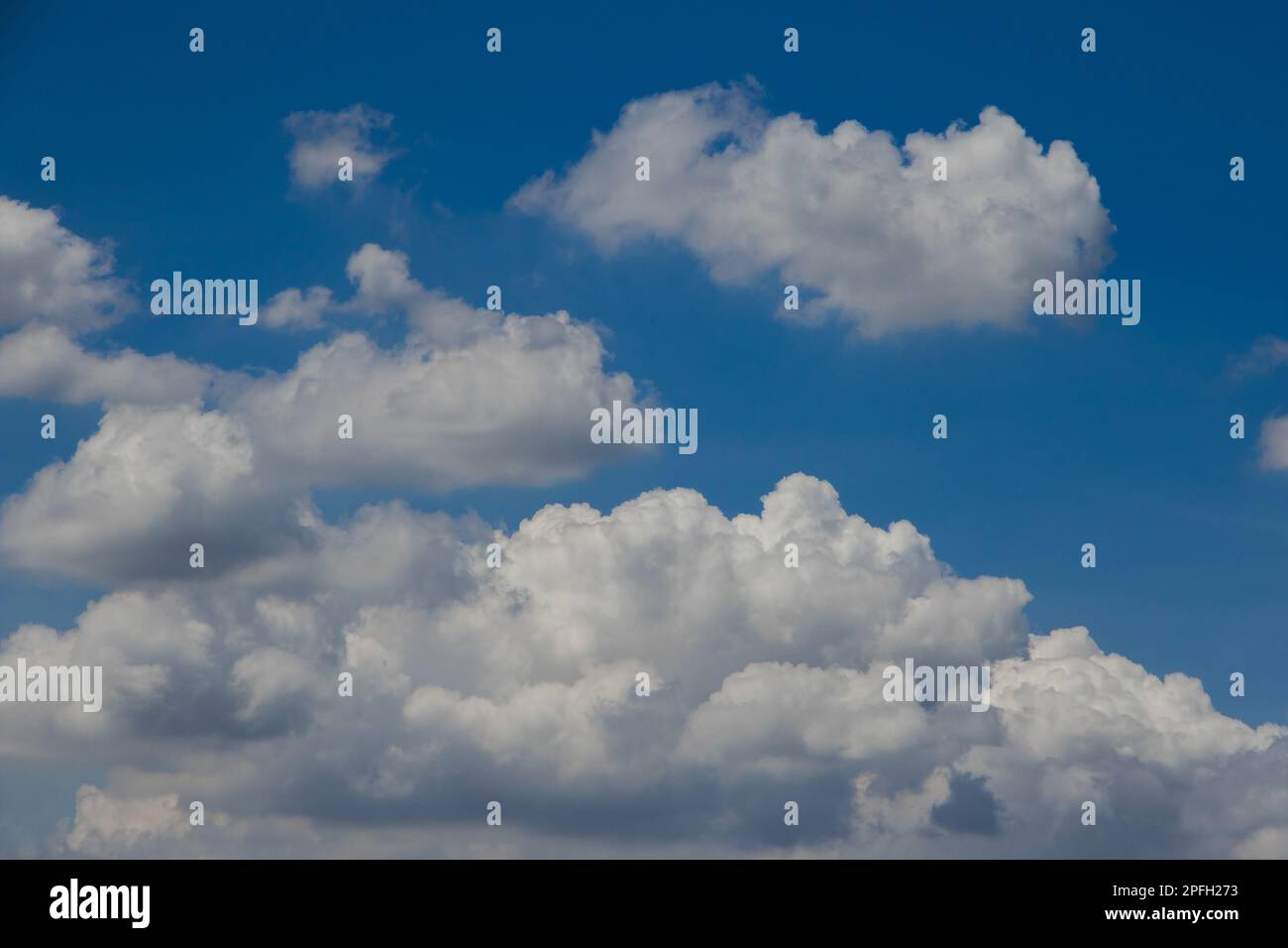 Große weiße Wolken am Himmel, Wolken und Himmelshintergrund, Wolken und Himmelstapeten Stockfoto