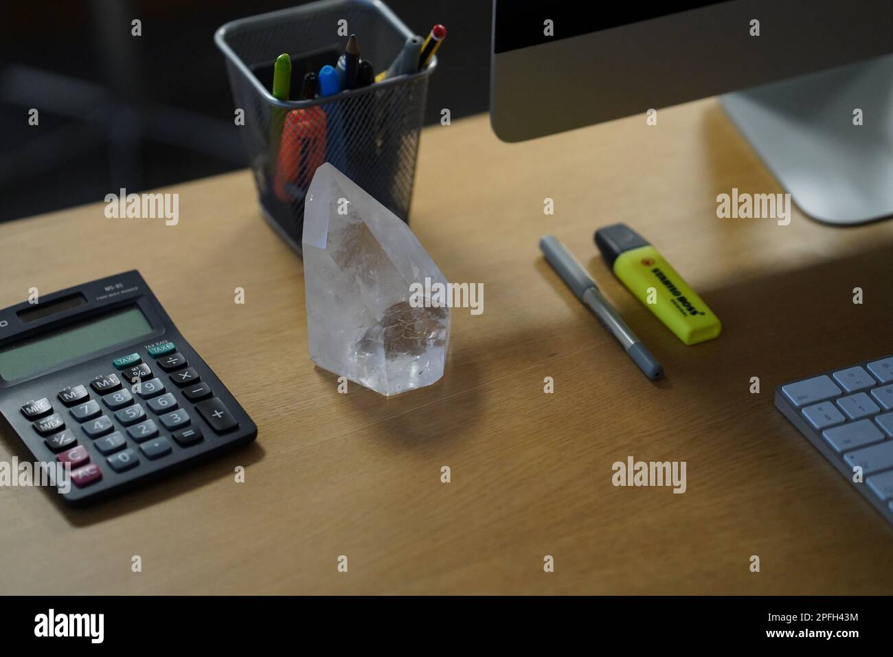 Durchsichtiger Kristallquarz auf dem Schreibtisch. Stockfoto