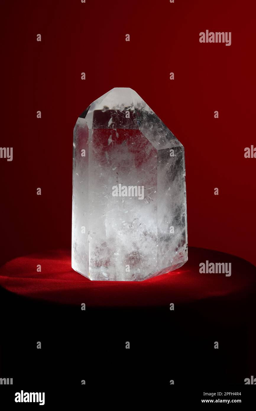 Klares Kristallquarz auf rotem Hintergrund Stockfoto