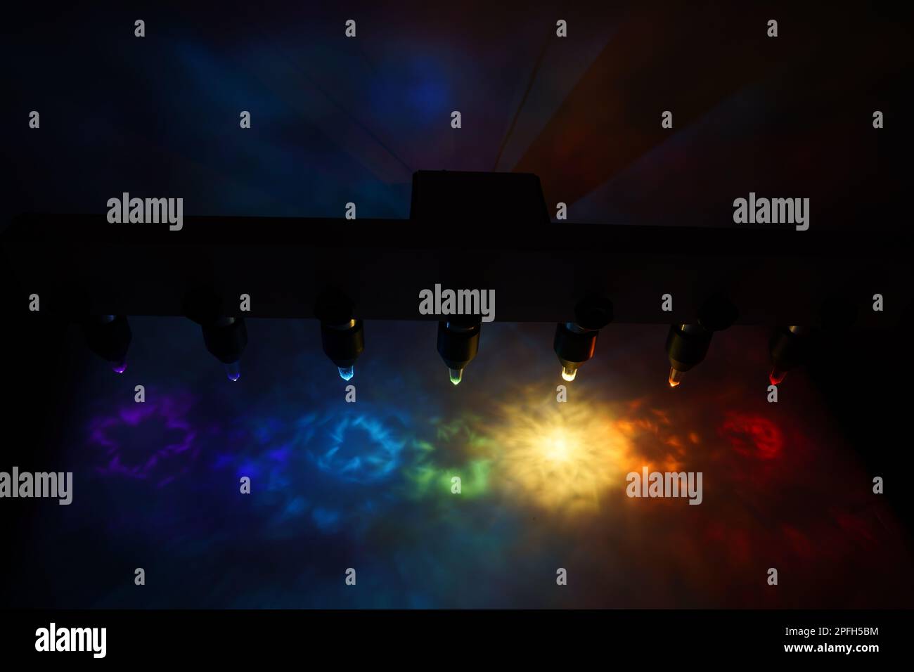 Kristallbett. Chakra-Bett, Kristall-Heilbett. Kristallbeleuchtung. Crystal Vogel Bett Stockfoto