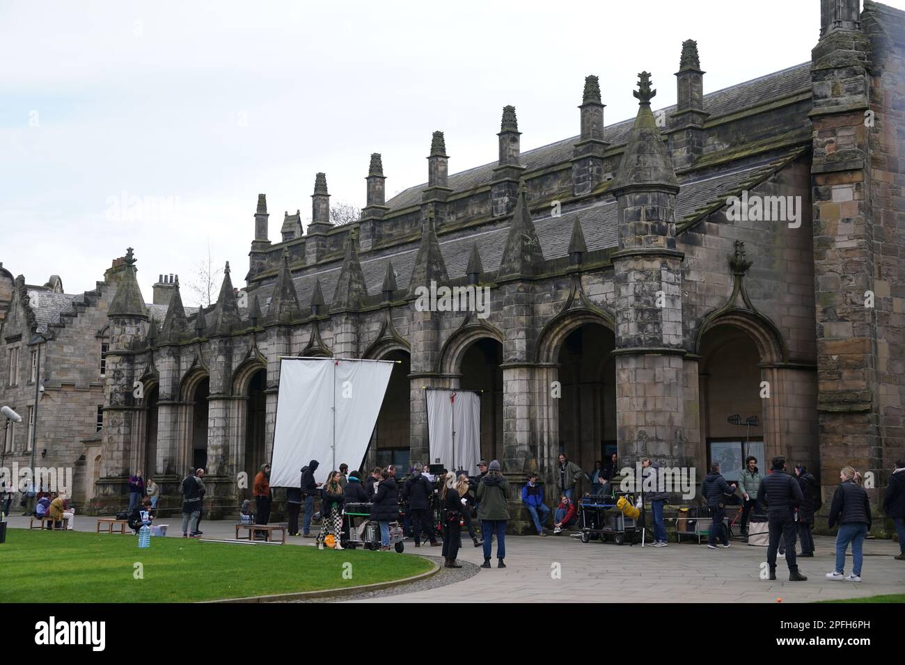 Schauspieler und Crew-Mitglieder am Set, während sie Szenen für die nächste Staffel der Krone in St. Andrews, Schottland, drehen. Foto: Freitag, 17. März 2023. Stockfoto