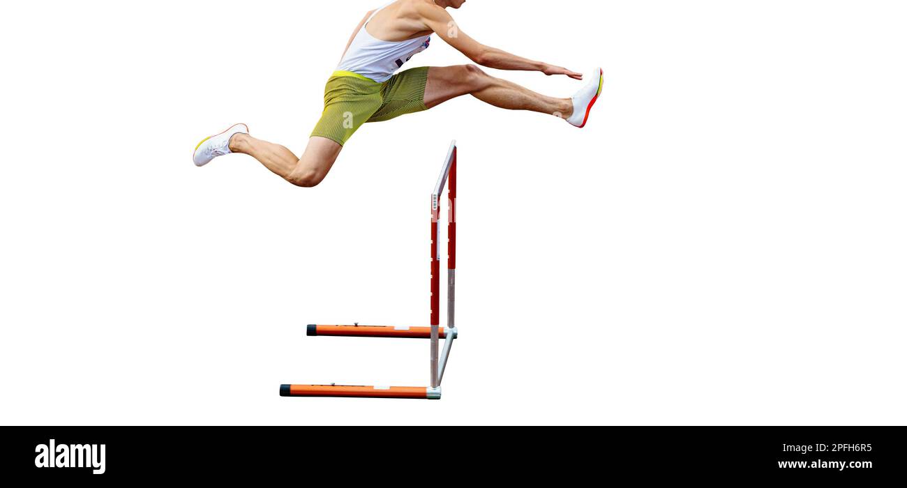 Männlicher Athlet, der 400 Meter Hürden in einem sportlichen Wettkampf auf weißem Hintergrund rennt, Einzelfoto Stockfoto