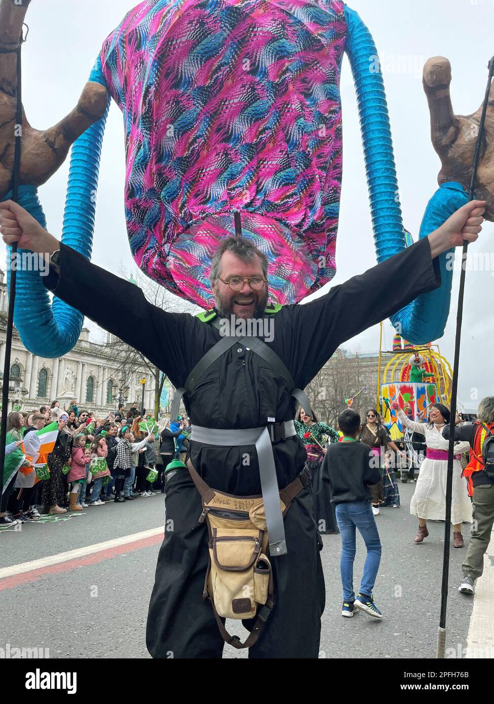 Ein Künstler nimmt an der St. Patrick's Day Parade in Belfast Teil. Foto: Freitag, 17. März 2023. Stockfoto