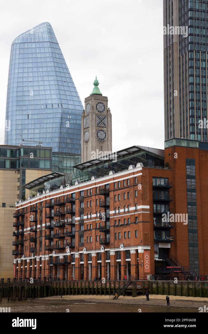 OXO Tower (Heimstadion des Oxo Tower Restaurant, Bar und Brasserie) zwischen einem Blackfriars (links) und dem South Bank Tower (rechts) von einem Flussboot auf der Themse in London aus gesehen. (133) Stockfoto