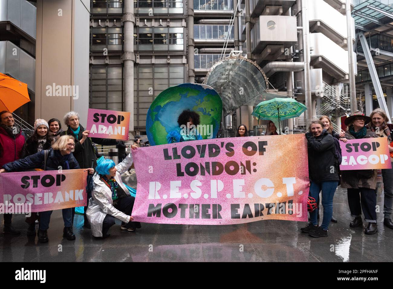 London, Großbritannien. 17. März 2023. Klimaaktivisten „Mütter erheben sich“ veranstalten vor dem Muttertag einen musikalischen Protest, der den Versicherungsmarkt von Lloyd's aufruft Stockfoto