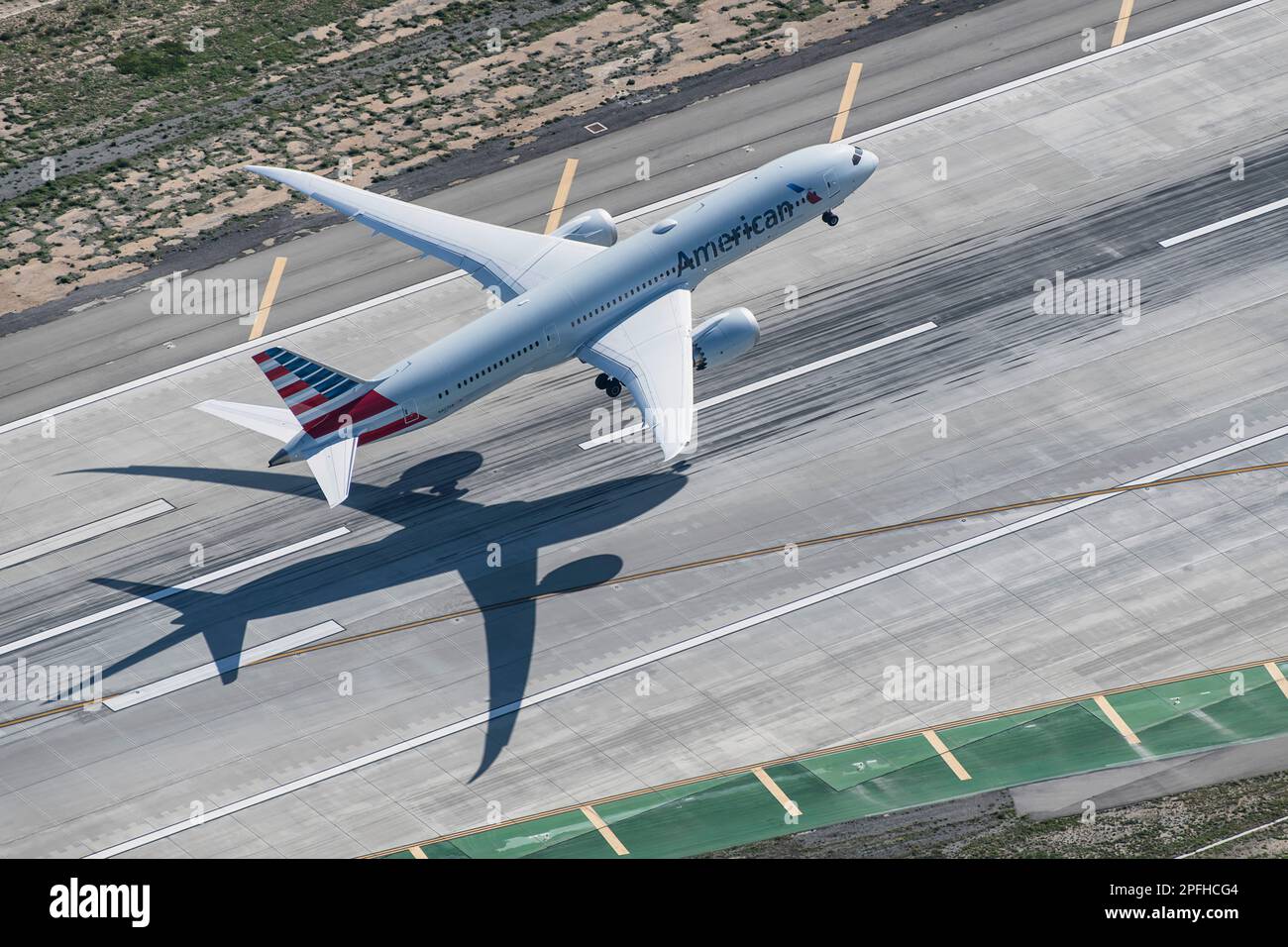 Kommerzielles Flugzeug, das am LAX Los Angeles International Airport startet, aus einem Hubschrauber gesehen Stockfoto