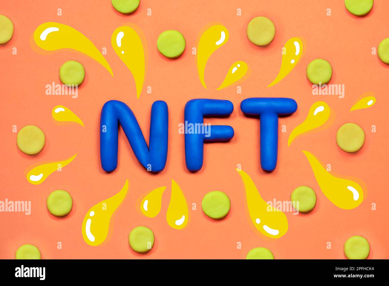 Nicht fungible Token-Konzept. 3D NFT-Schild mit Goldmünzen. Krypto-Kunst-Investitionen, Blockchain-Marktplatz, Illustration. Stockfoto