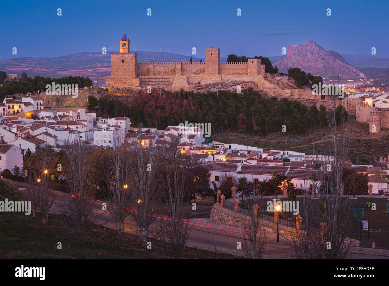 Antequera, Provinz Malaga, Andalusien, Südspanien. Blick auf die alcazaba oder das Schloss in der Dämmerung. Im Hintergrund befindet sich das Peña de los Enamorados (Liebhaber Stockfoto